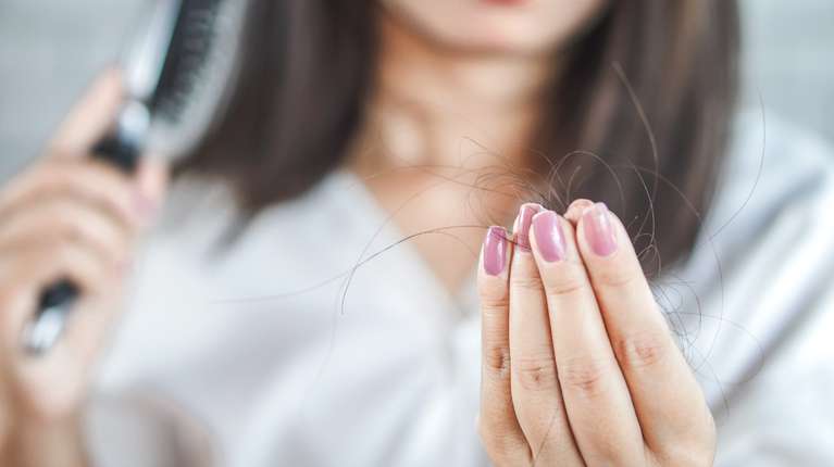 Lee más sobre el artículo Cómo evitar la caída de cabello y cuándo es hora de preocuparse