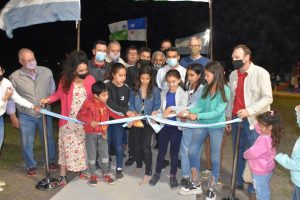 Lee más sobre el artículo Inauguraron la remodelación de la plaza del Bº Padre Celso, el playón deportivo y mejoras en la vecinal del lugar