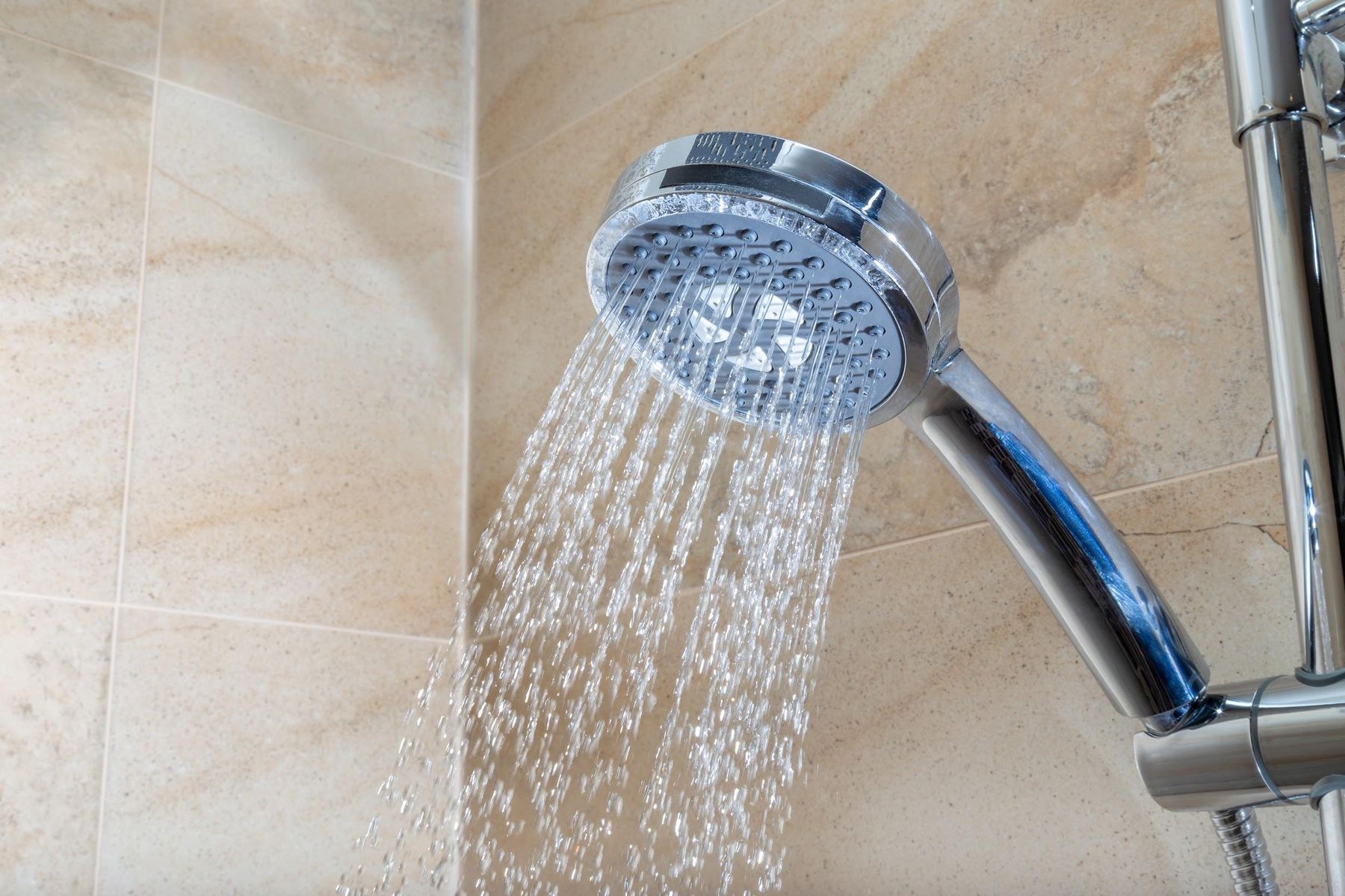 Lee más sobre el artículo Cómo limpiar el cabezal de la ducha para que fluya mejor el agua