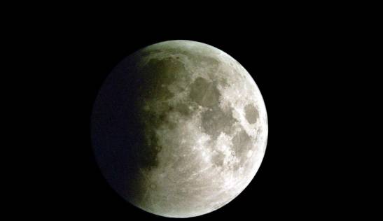 Lee más sobre el artículo ¿Cómo y dónde ver el eclipse parcial lunar más largo del siglo?