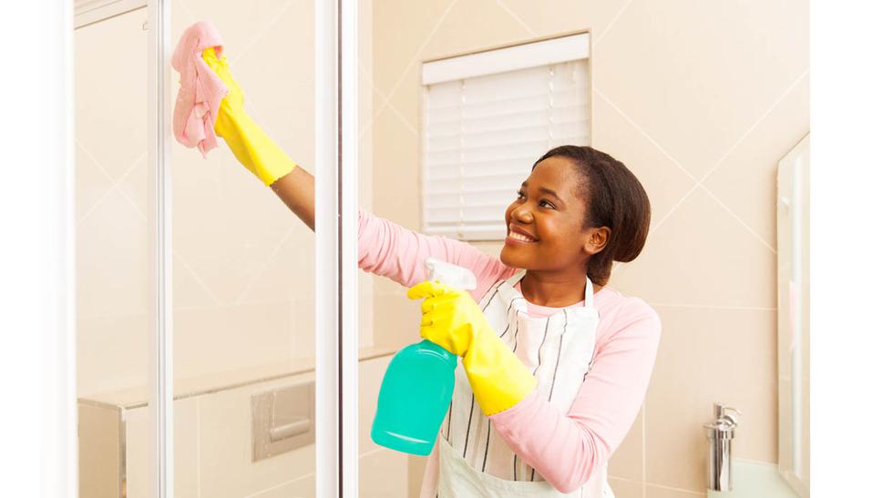 Lee más sobre el artículo Limpiar con vinagre y agua oxigenada deja impecable tu hogar