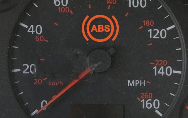 Lee más sobre el artículo Qué significa que se encienda la luz de ABS en el tablero del auto y cómo solucionarlo