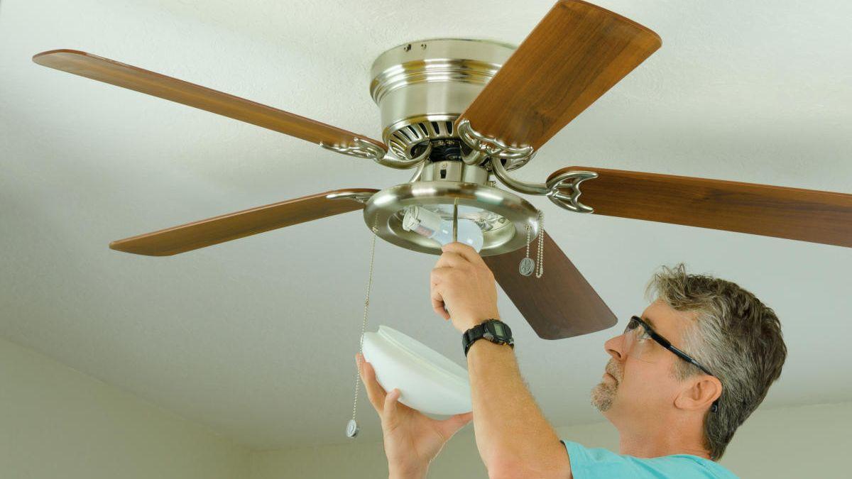 Lee más sobre el artículo El truco definitivo para limpiar el ventilador de techo y sin ensuciar nada