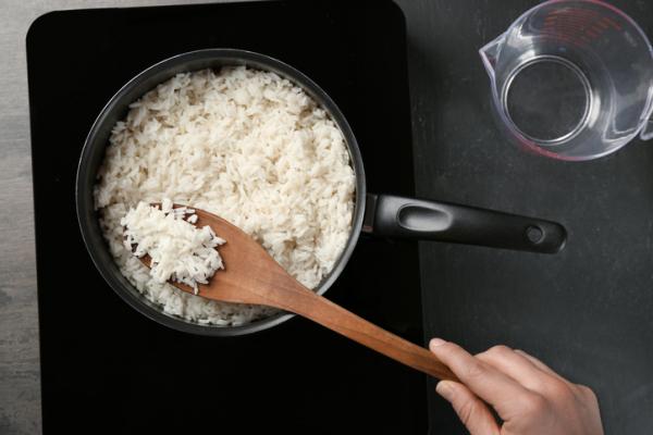 Lee más sobre el artículo El truco para que nunca más se te pegue el arroz en la olla