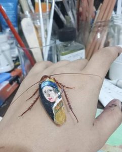 Convierte cucarachas en obras de arte