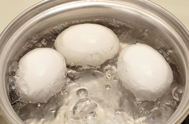 Lee más sobre el artículo Cómo aprovechar el uso desconocido del agua de cocer huevos
