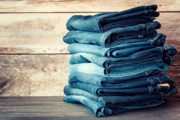 Lee más sobre el artículo Por qué los jeans son azules y cuál es el origen del nombre