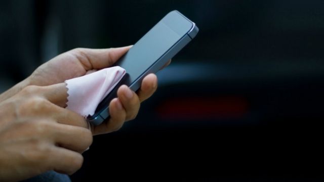 Lee más sobre el artículo Por qué no hay que limpiar la pantalla de un celular con alcohol o papel higiénico