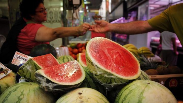 Lee más sobre el artículo El peligro de comprar melón o sandía cortadas por la mitad