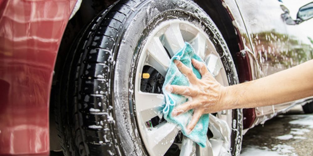 Lee más sobre el artículo El secreto para limpiar las llantas del auto y que queden relucientes