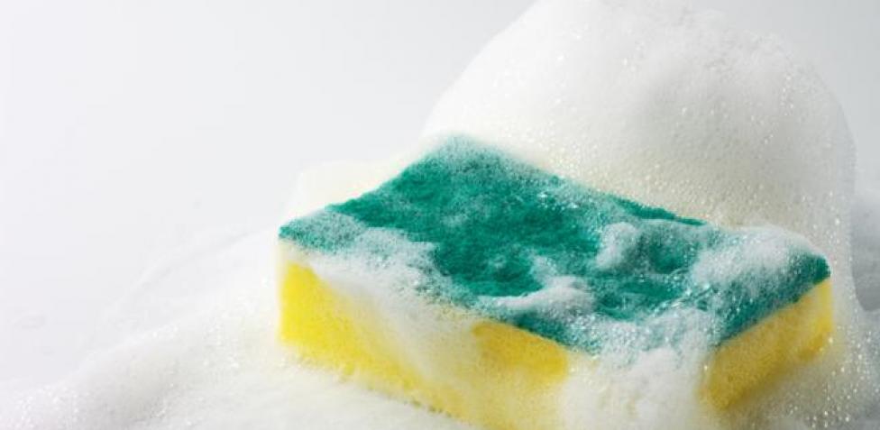 Lee más sobre el artículo El truco definitivo para desinfectar correctamente la esponja para lavar platos