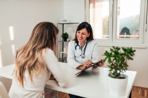 Lee más sobre el artículo Los 5 estudios médicos que toda mujer debe hacerse para tener una vida más saludable