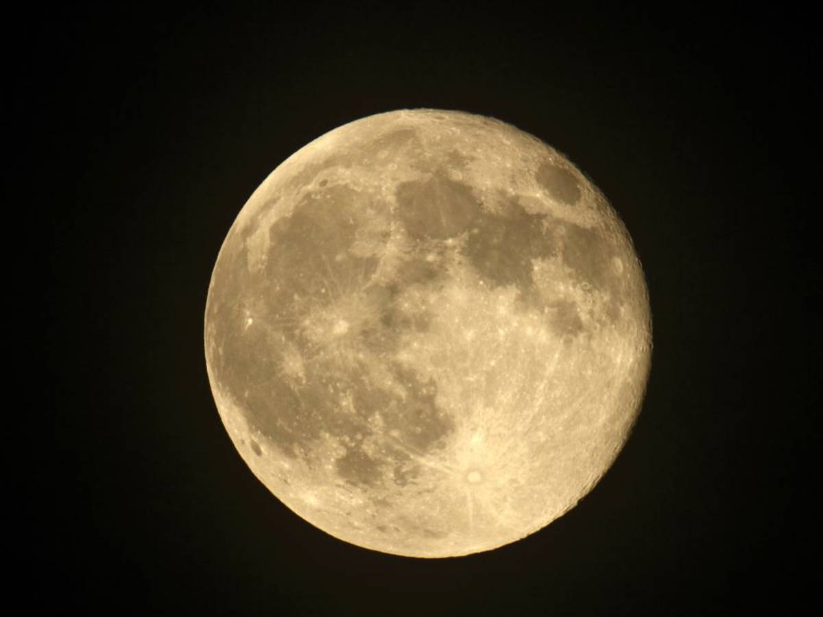 Lee más sobre el artículo ¿Qué es la Luna de Gusano y cuándo verla?