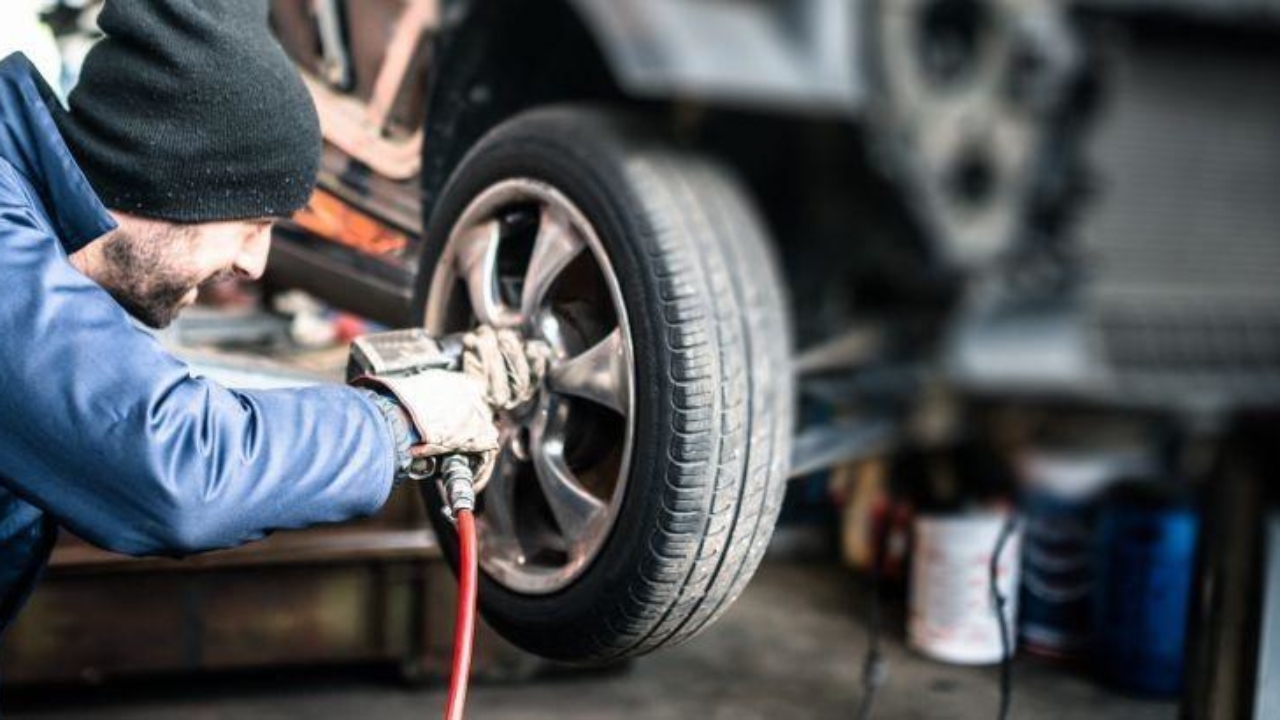 Lee más sobre el artículo Cada cuántos kilómetros hay que cambiar neumáticos, frenos y amortiguadores: los riesgos de no hacerlo