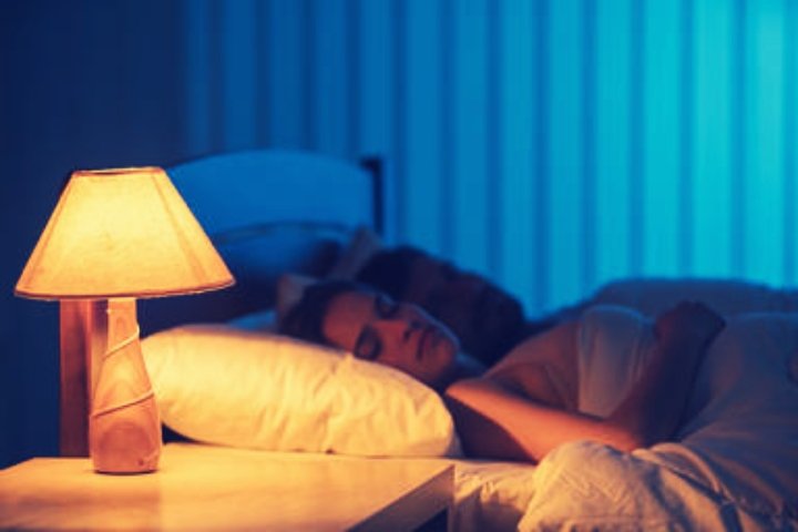 Lee más sobre el artículo Por qué dormir con luz, aunque sea tenue, es malo para la salud
