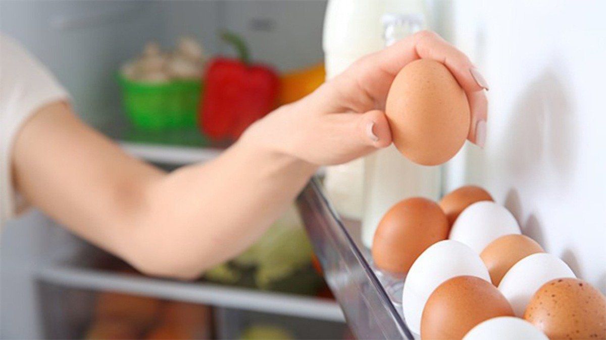 Lee más sobre el artículo Huevos en la heladera o no: la respuesta y sus razones