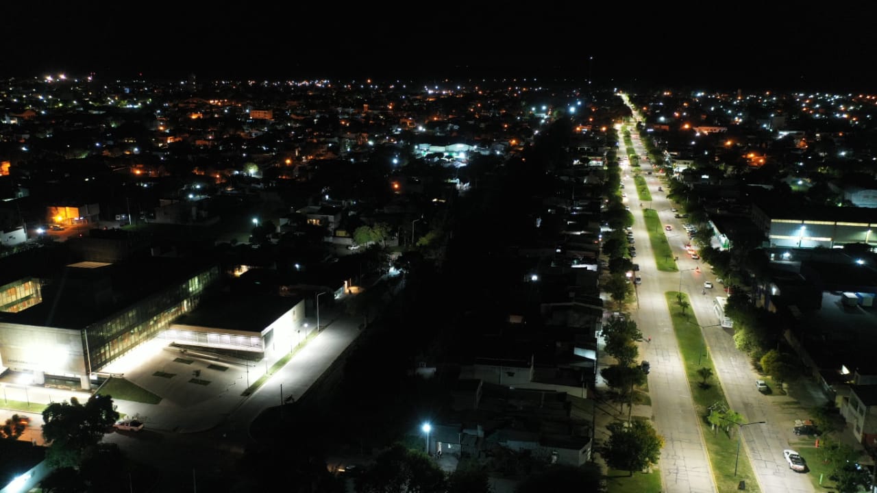 Lee más sobre el artículo El Intendente Vallejos inauguró nuevas obras de pavimento e iluminación en la ciudad
