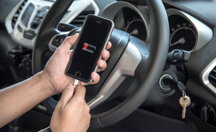 Lee más sobre el artículo Por qué no recomiendan cargar el celular en el auto