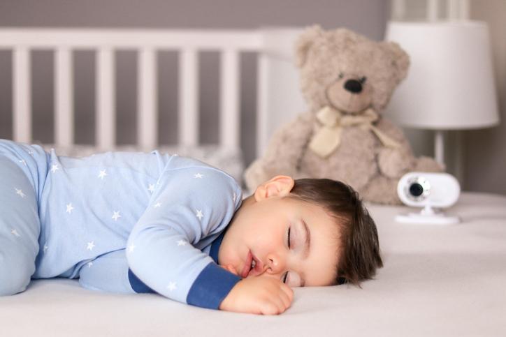 Lee más sobre el artículo 11 claves para padres sobre el sueño infantil: cómo lograr que los niños duerman toda la noche