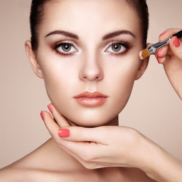 Lee más sobre el artículo Base cuarteada: un problema común a la hora de maquillarse y cómo solucionarlo
