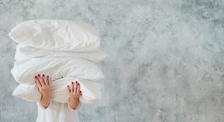 Lee más sobre el artículo Por qué las almohadas se ponen amarillas: cómo blanquearlas
