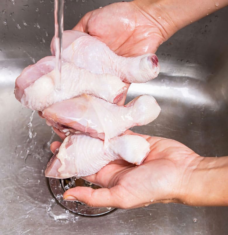 Los tres consejos para lavar el pollo de manera segura