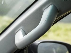 Lee más sobre el artículo Cuál es la función de la manija del auto y cómo usarla de manera correcta