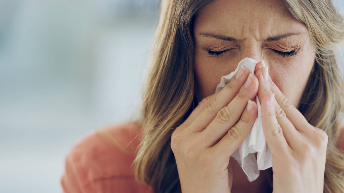 Cómo distinguir los síntomas del resfrío, la gripe y el COVID