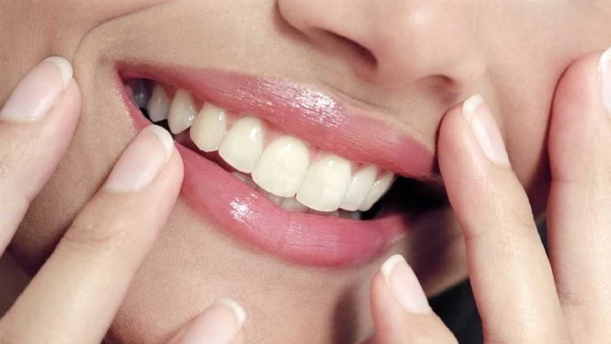 Qué bebidas y alimentos dañan la dentadura y cómo actuar para evitarlo