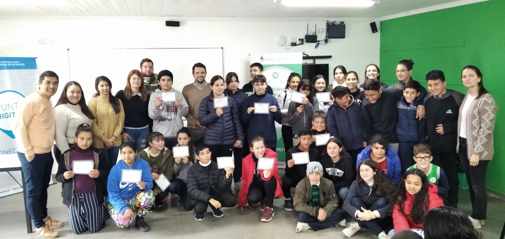 Lee más sobre el artículo Talleres de alfabetización integral: más de 100 alumnos recibieron sus certificados en Avellaneda