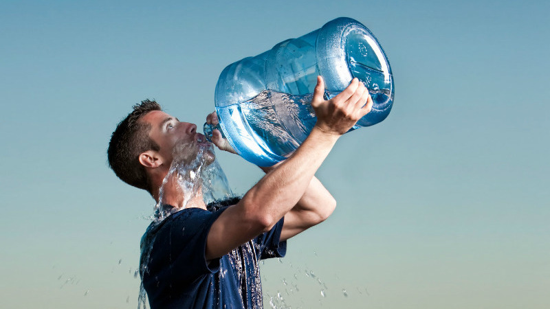 Lee más sobre el artículo Potomanía: cuáles son los riesgos de beber compulsivamente mucha agua