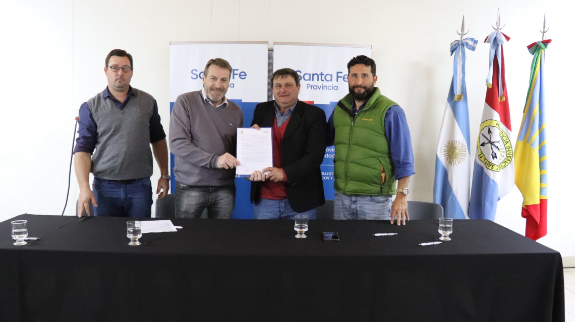 Lee más sobre el artículo La Provincia firmó un convenio para la implementación del Programa Caminos de la Ruralidad en la localidad de Nicanor Molinas