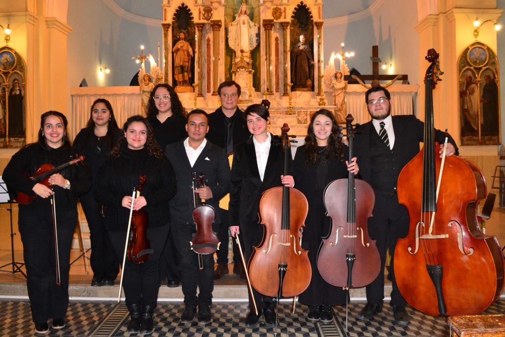 Lee más sobre el artículo La Orquesta Municipal de Cuerdas hizo su debut en el Templo Parroquial de Avellaneda