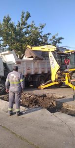 Lee más sobre el artículo Personal municipal esta trabajando en media calzada de Calle 6 esquina 13