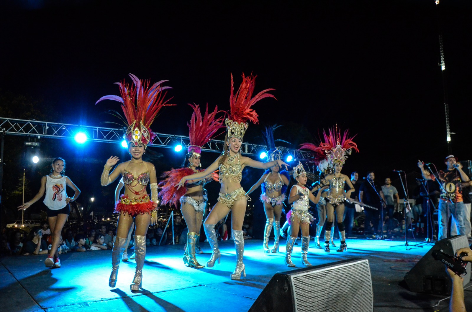 Lee más sobre el artículo Reconquista vivió una gran fiesta en el lanzamiento oficial del Carnaval
