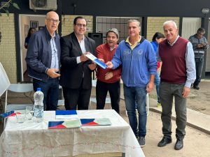 Lee más sobre el artículo Vallejos entregó fondos para mejora edilicia en el Centro de Educación Física N° 31