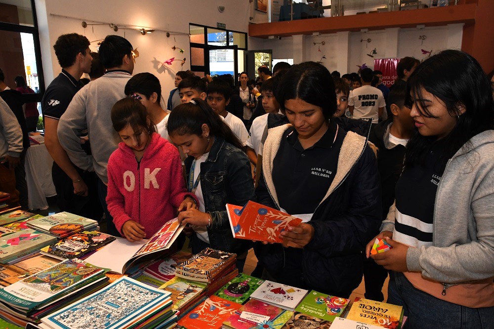 Lee más sobre el artículo Con espectáculos, libros y talleres continúa la Feria del libro “Leer, soñar, crecer” en Avellaneda