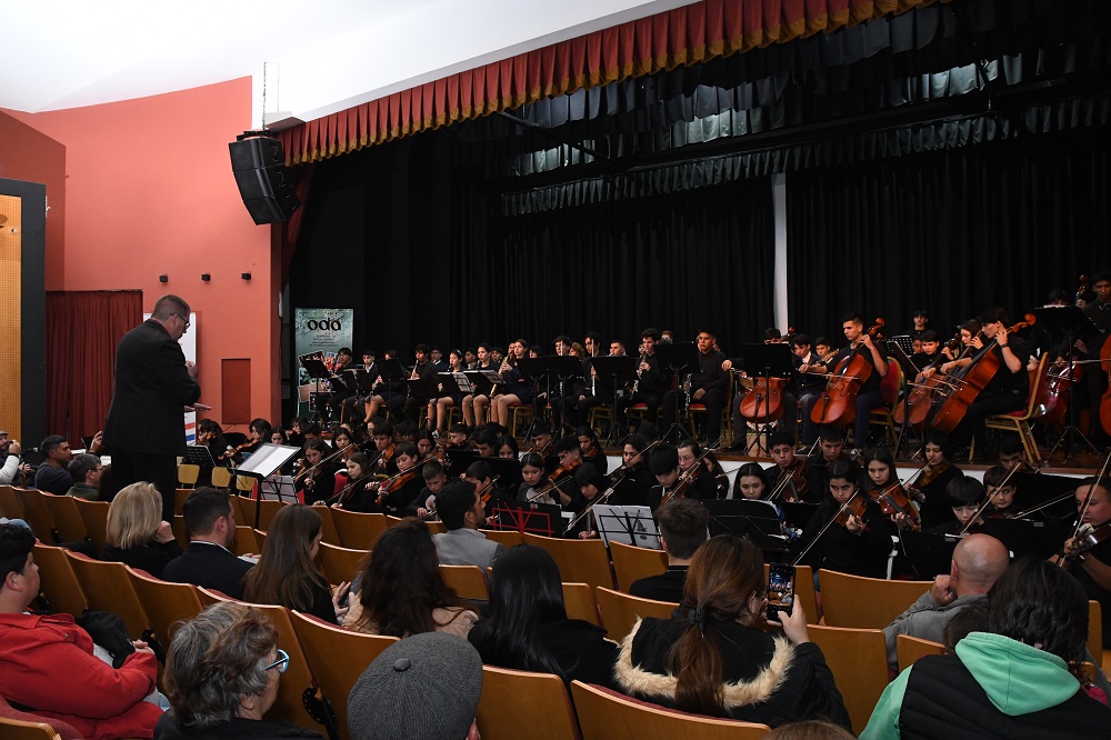 Lee más sobre el artículo Más de 100 niños y jóvenes protagonizaron “Concertados”, espectáculo internacional de música en Avellaneda