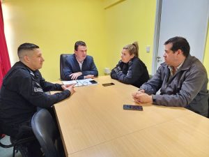 Lee más sobre el artículo El intendente Roberto Sponton y autoridades policiales abordan inquietudes de la seguridad de Malabrigo
