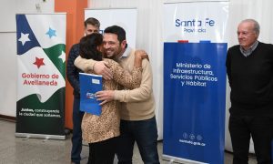Lee más sobre el artículo Más de 40 familias de Avellaneda recibieron la escritura de su casa FONAVI