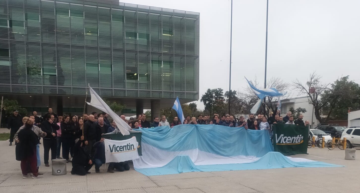Lee más sobre el artículo Caravana de empleados de Vicentín: «Sí a la homologación, no al cierre de Vicentin»