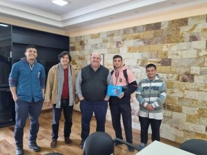 Lee más sobre el artículo Estudiantes de la Escuela Técnica 314 fueron recibidos por el intendente y les entregaron un equipo para sus trabajos