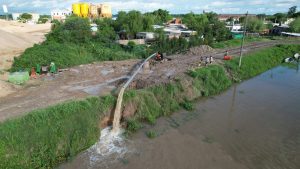 Lee más sobre el artículo Acciones de Prevención Ante el Fenómeno de «El Niño» en Reconquista: Instalación de Bombas y Reforzamiento de Defensas