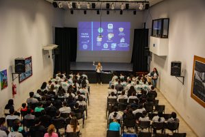 Lee más sobre el artículo Éxito en Malabrigo: Más de 500 Estudiantes Participan en una Transformadora Experiencia de Desarrollo Personal con Valeria Ferreyra