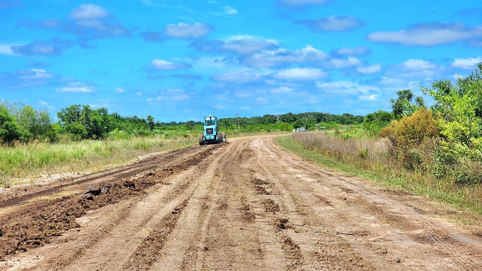 Lee más sobre el artículo Avanzan los trabajos de nivelación y reparación en caminos rurales para fortalecer la producción agropecuaria en Malabrigo