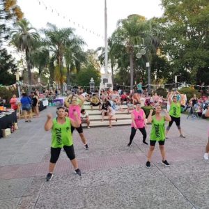 Celebra el Paseo de la Mujer ~ Mujeres en Movimiento en Plaza San Martín