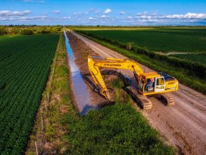 Lee más sobre el artículo Limpiando desagües rurales: acción conjunta en Romang