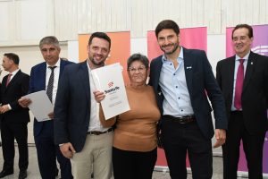 Lee más sobre el artículo Avellaneda celebra: vecinos felices al recibir la Escritura de sus hogares