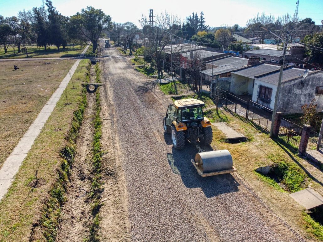 La Municipalidad mejora calles de calzada natural en Barrio Luján en Romang