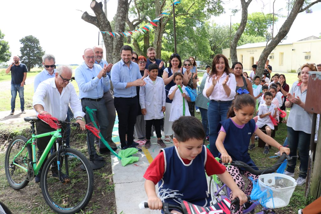 Lee más sobre el artículo Con intervención artística y una bicicleteada Avellaneda habilita la bicisenda de Santa Ana